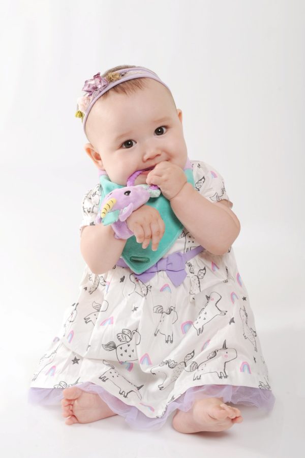 Bavoir bandana avec jouet d'éveil et anneau de dentition Unice La Licorne