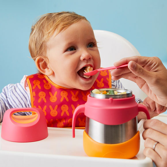 Tout savoir sur les premiers repas de bébé