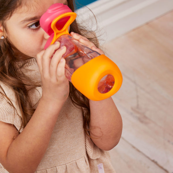 Gourde enfant en Tritan 450 ml forme triangulaire ergonomique