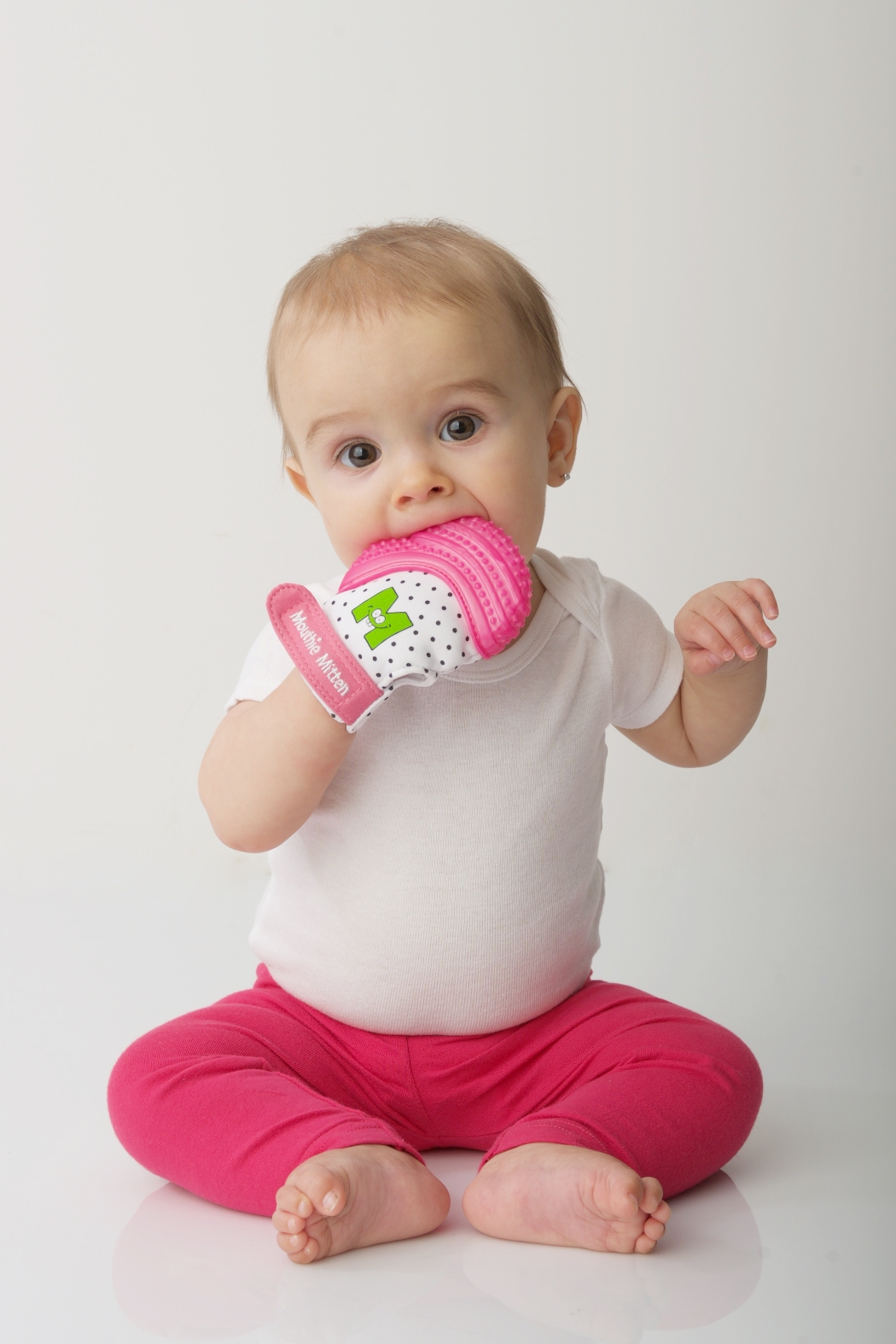 Bébé 9 Tahiti - 🦷La mitaine de dentition Mouthie est une solution pratique  pour la poussée des dents des bébés trop petits pour saisir et tenir les  anneaux de dentition standards entre