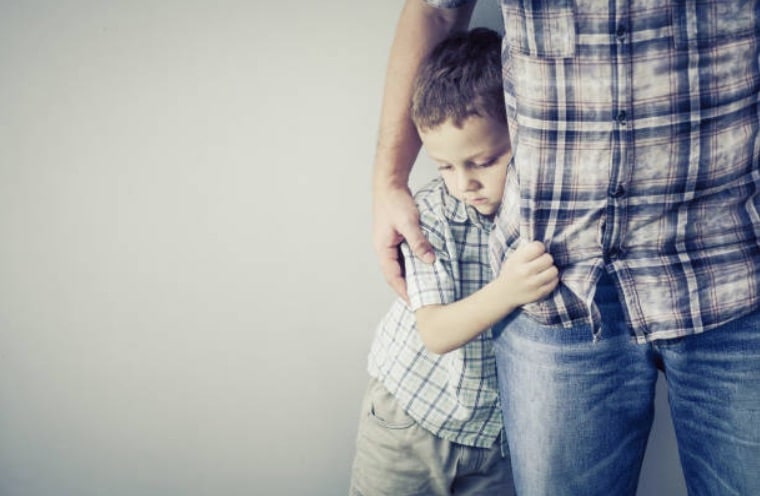 enfant timide reserve garçon peur harcelement parents peur