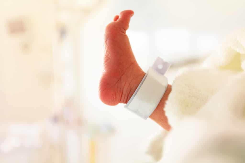 bébé naissance nourrisson nouveau-né prématuré prématurité couveuse accouchement pied