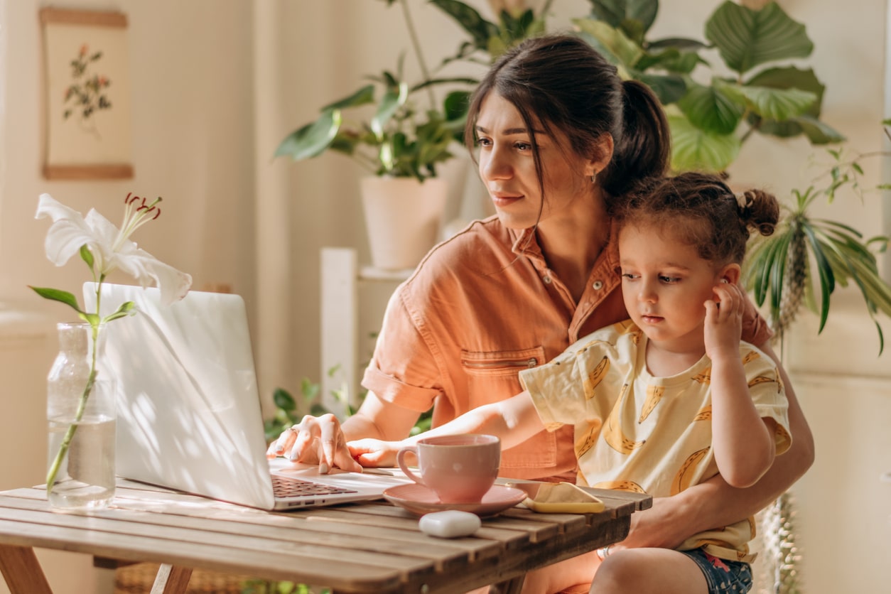 jeune femme et sa fille sur l'ordinateur