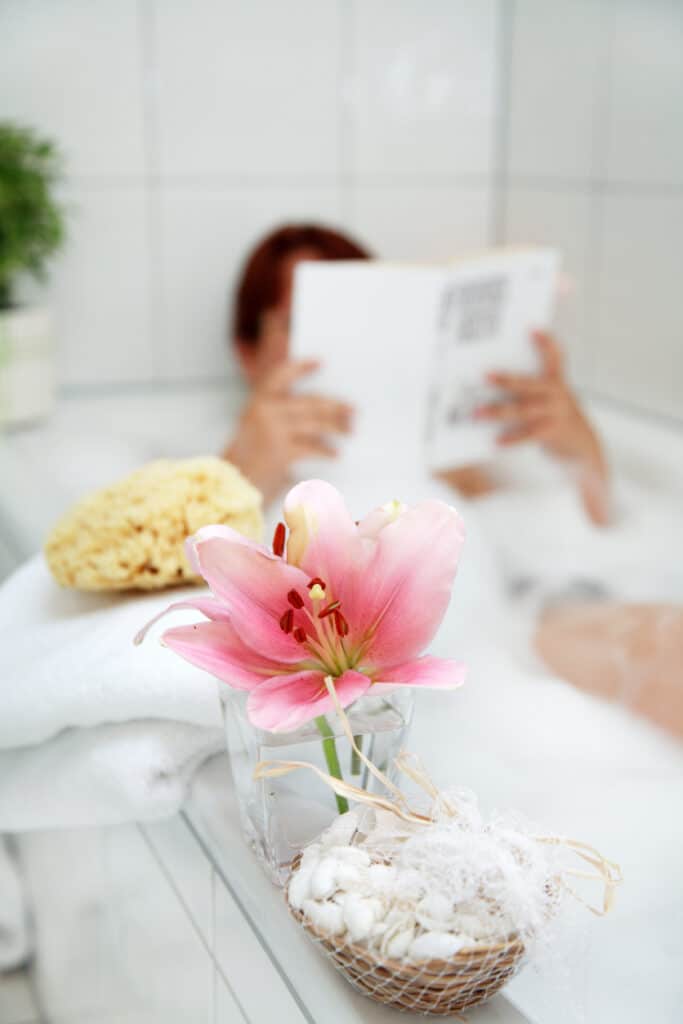 femme qui lit un livre dans son bain