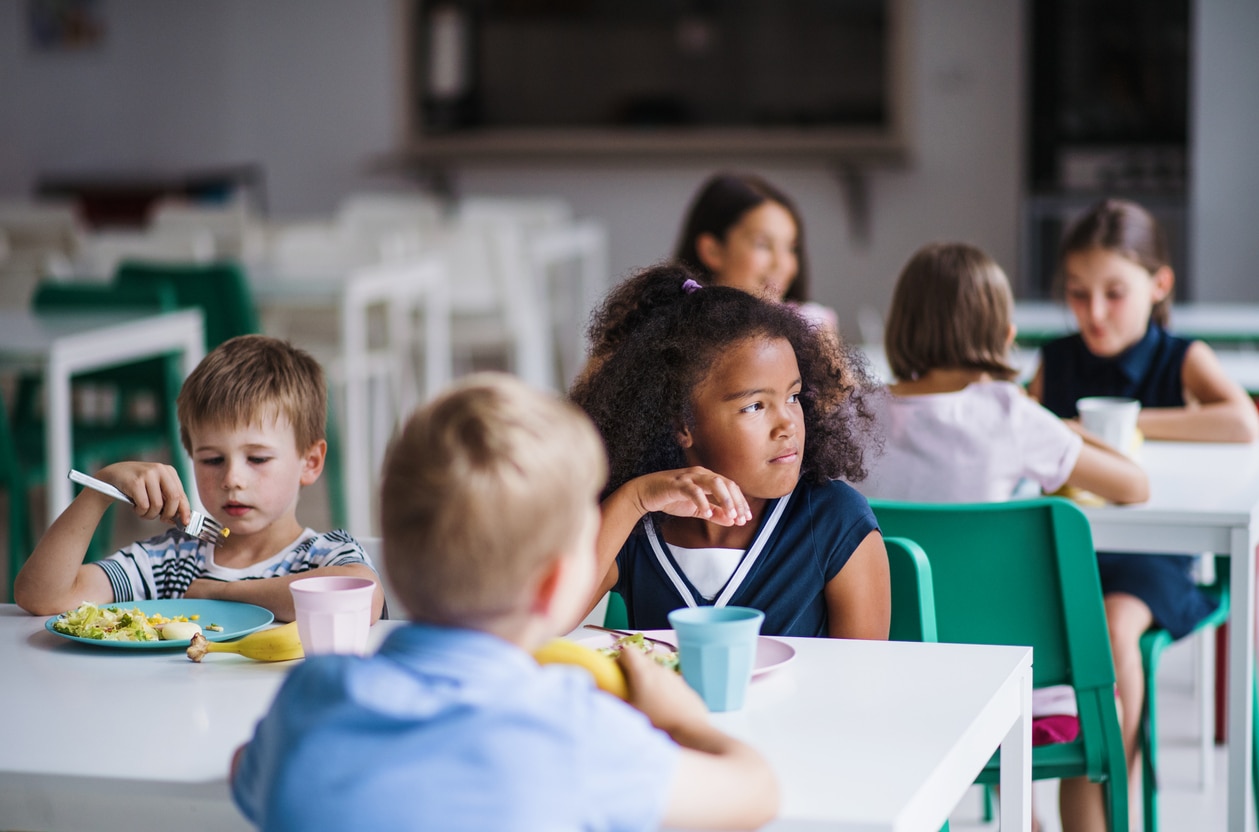 cantine enfant école manger self menu végétarien manger