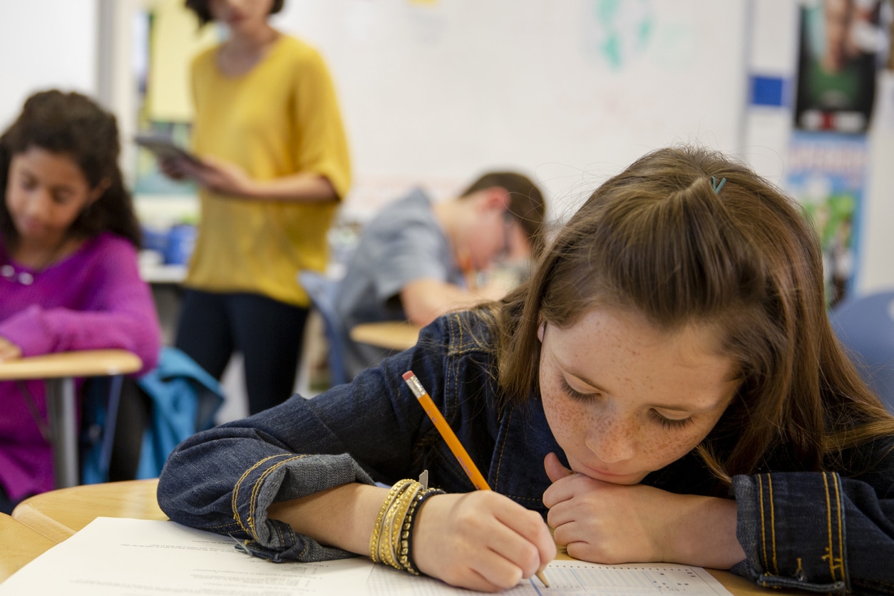 enfant collégienne en train de travailler faire ses devoirs réviser pour le brevet