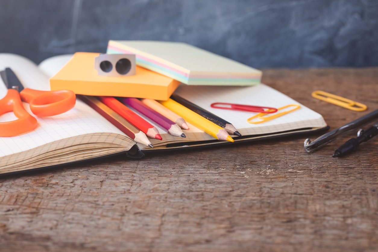 cahier crayons fournitures scolaires écolier rentrée