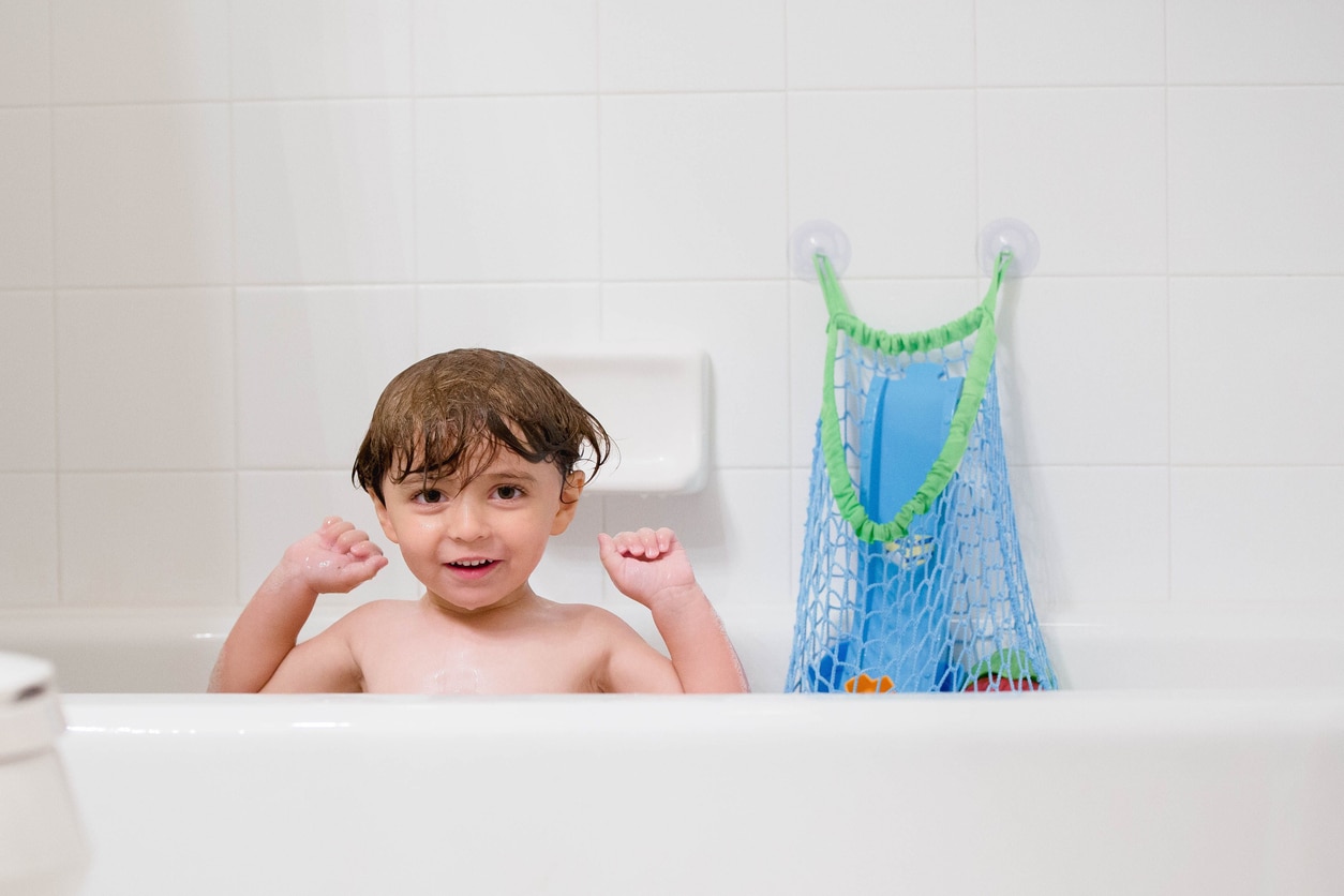 panier pour ranger les jouets des enfants dans la salle de bain