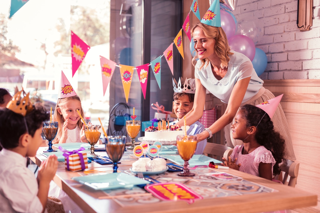 fête d'anniversaire jeunes enfants thème princes et princesses