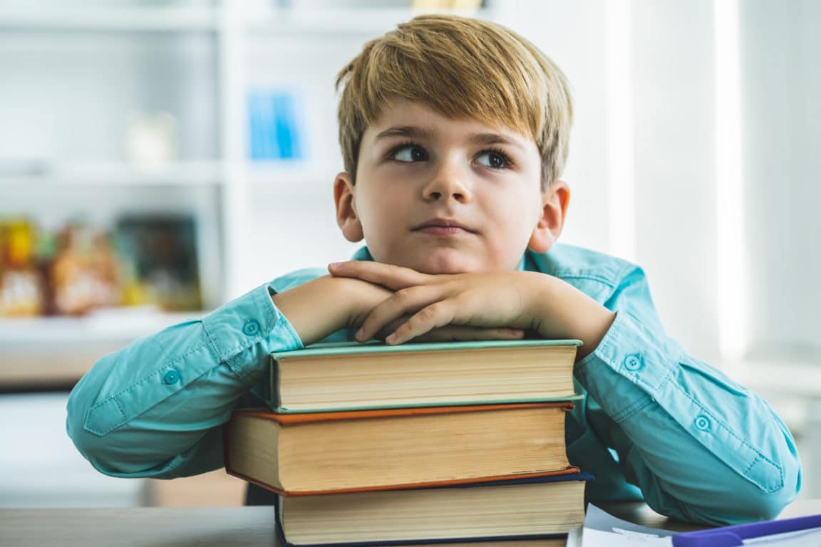 garçon sérieux travail livre lire ennui école enfant