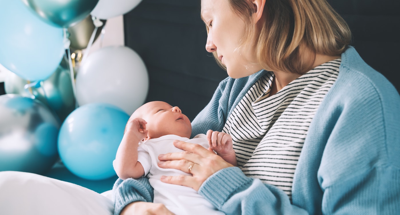 mère maman et bébé après l'accouchement faire-part fête de naissance