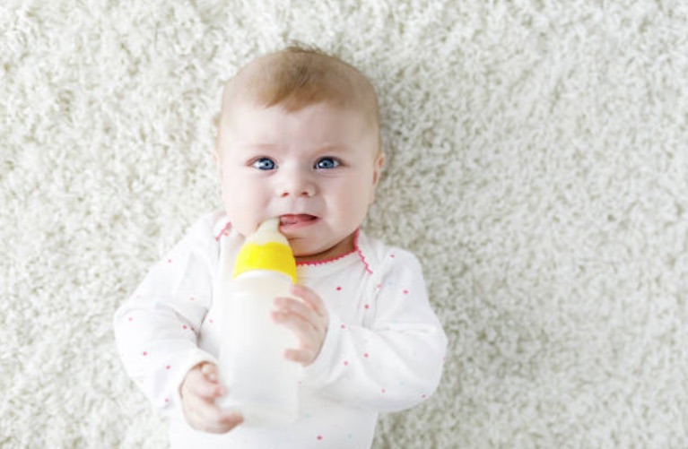 bébé nourrisson lait biberon nourrir manger lait de vache lait de chèvre allergie aux protéines de lait de vache