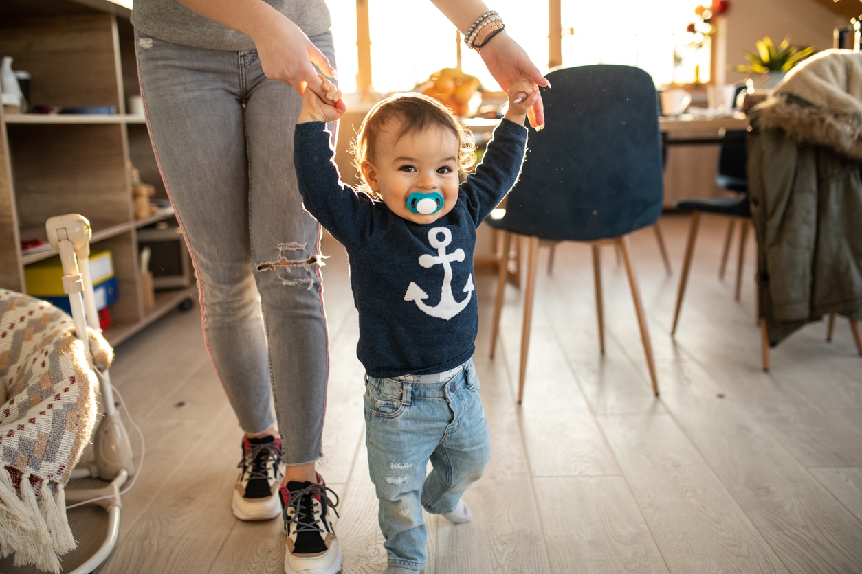 enfant parent bébé marcher aider pas