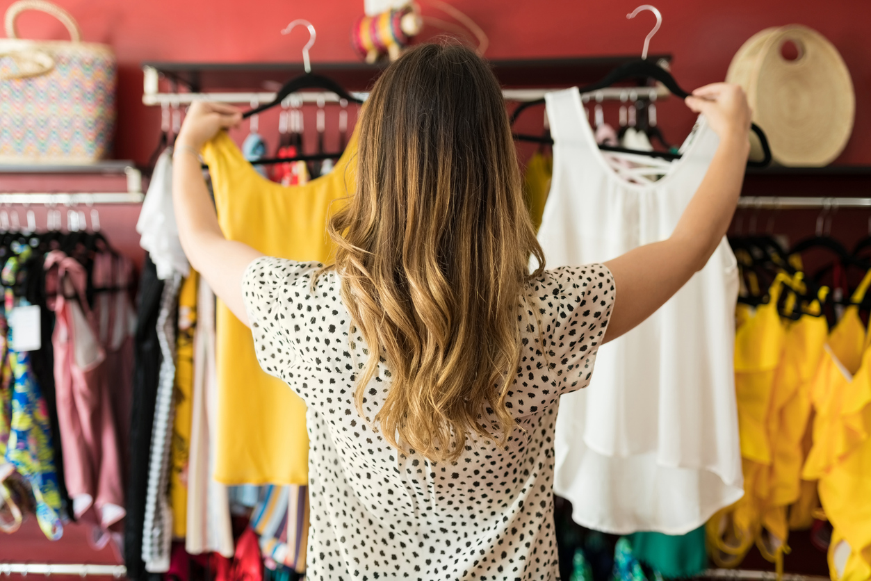 choisir tenue planifier ses ensembles pour la semaine garde-robe achat en magasin de vêtements mode