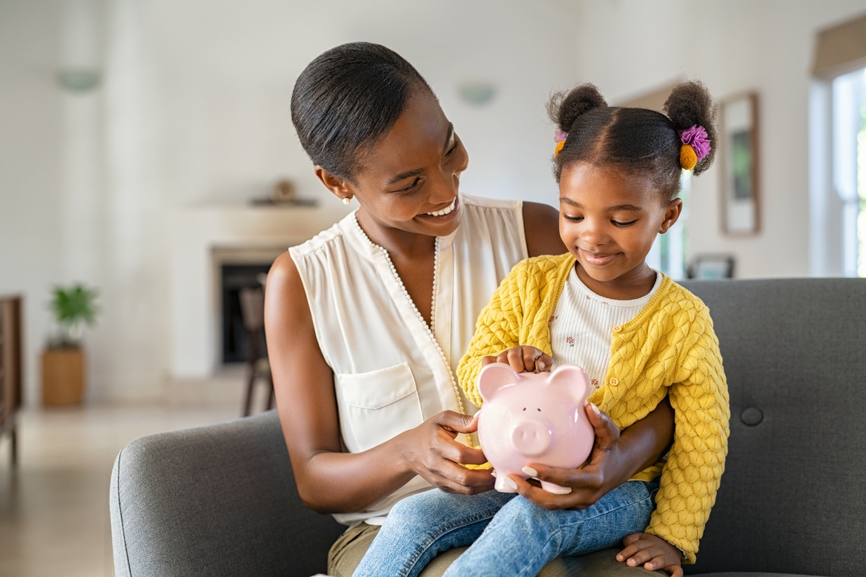 enfant tirelire argent de poche économies pour l'avenir épargne assurance vie livret A