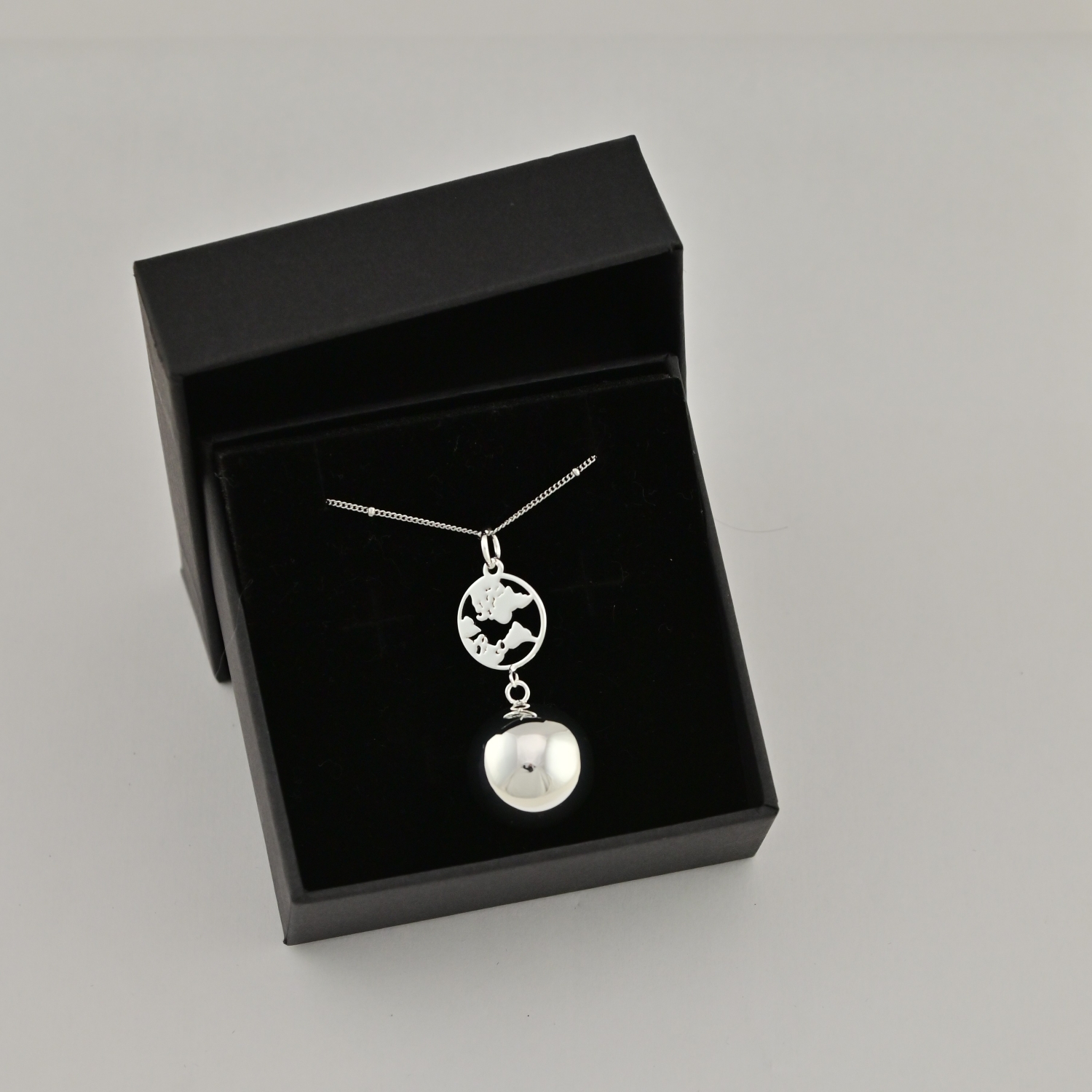 Bola de grossesse Terre Argent – Bijou pour future maman avec chaîne – Image 4