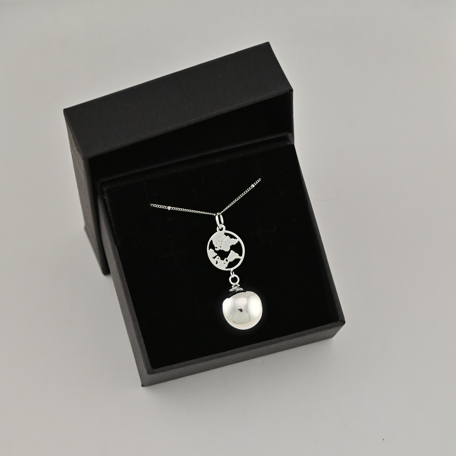 Bola de grossesse Terre Argent – Bijou pour future maman avec chaîne – Image 3