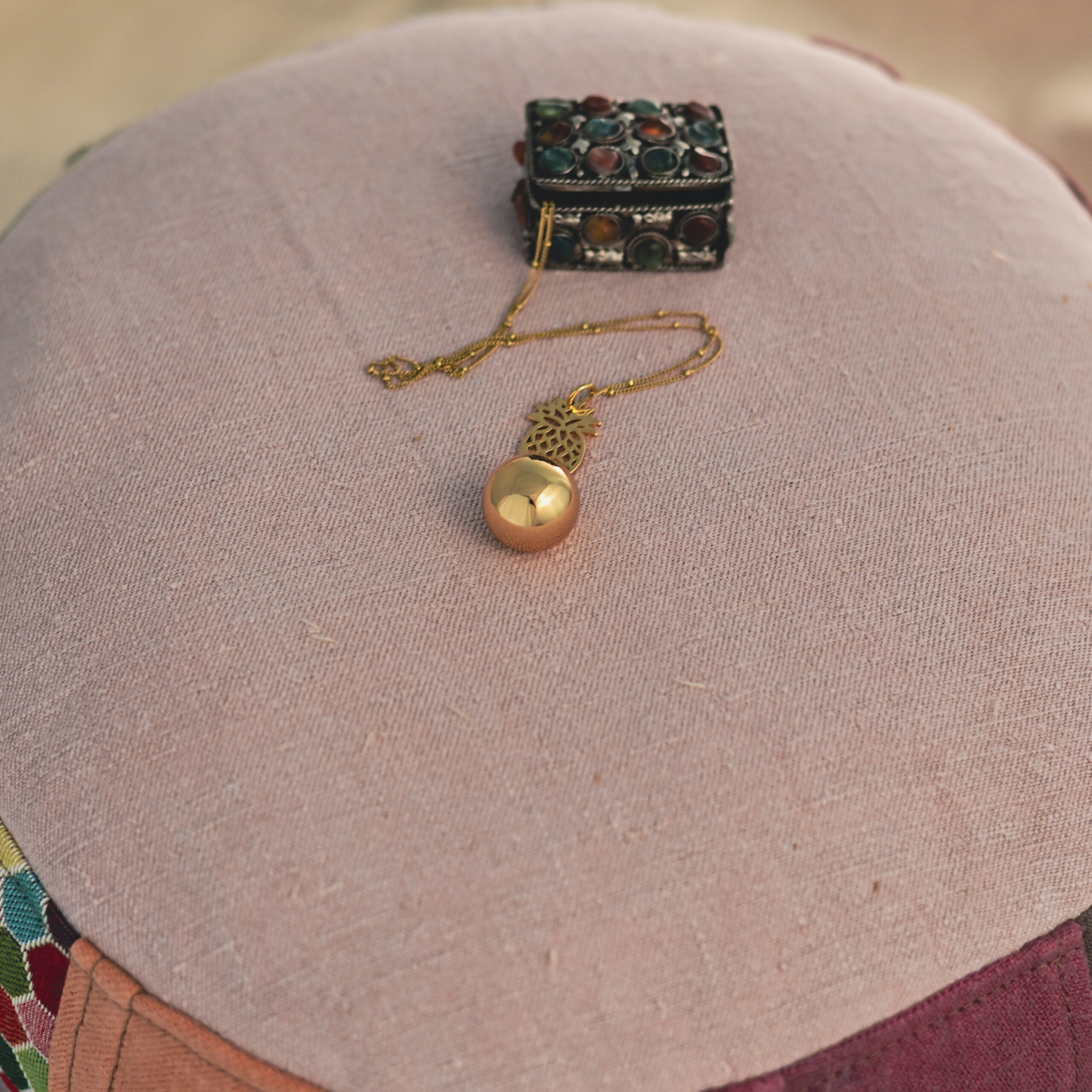 Bola de grossesse Ananas Or – Bijou pour future maman avec chaîne – Image 4