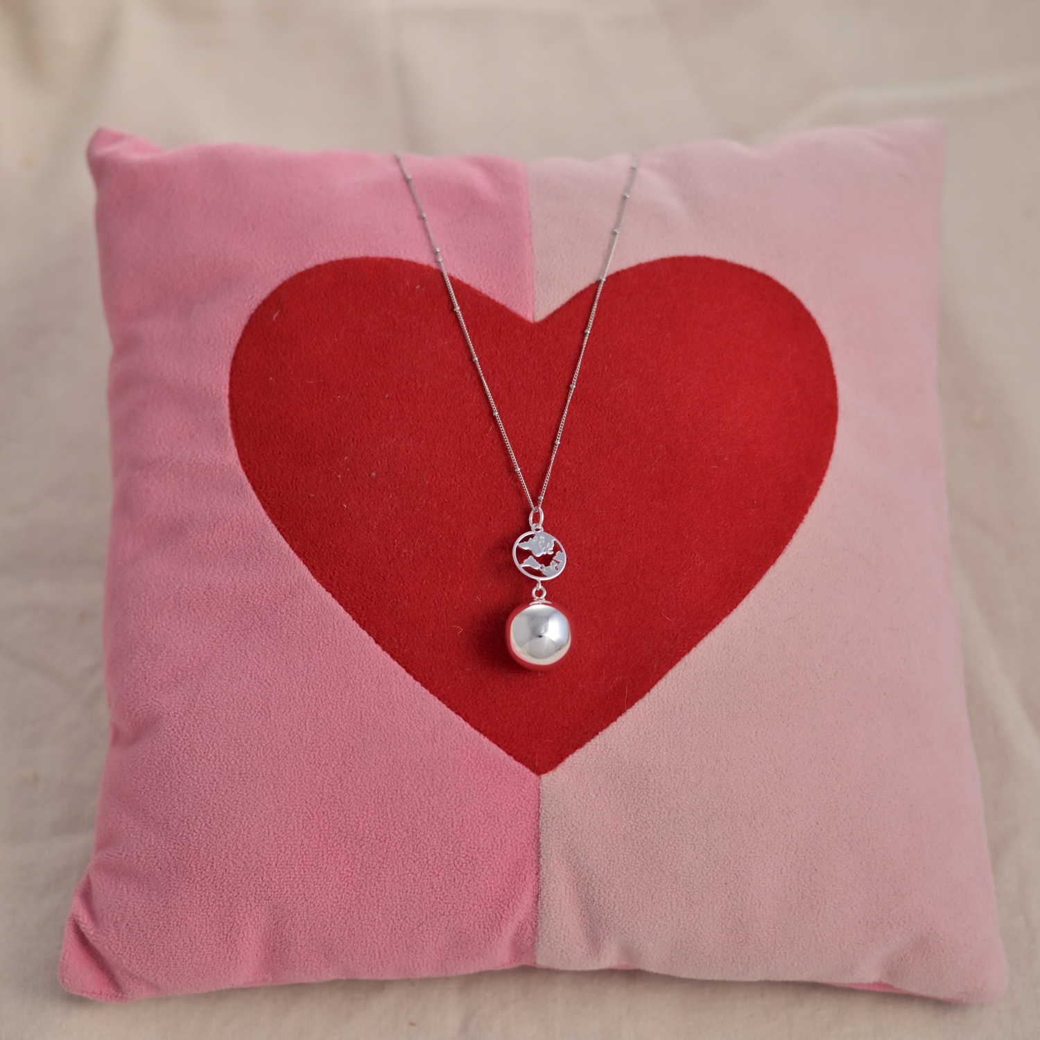 Bola de grossesse Terre Argent – Bijou pour future maman avec chaîne – Image 2